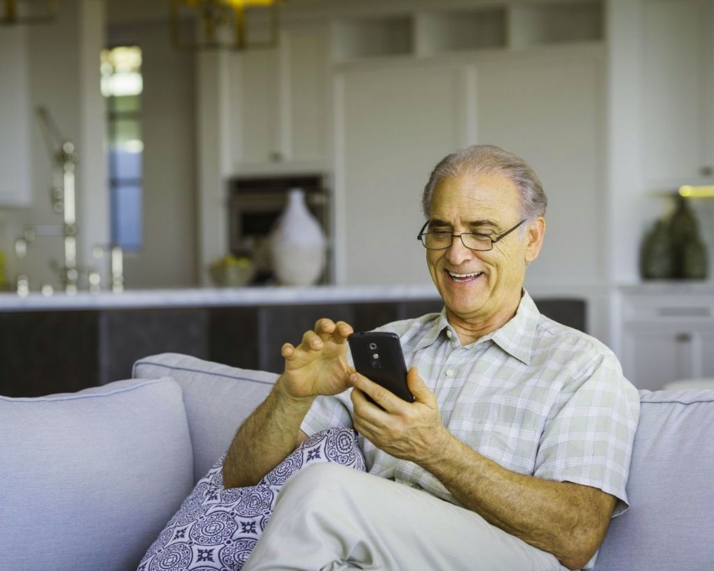 Best Cell Phones For Seniors (2021) How It Can Make A Senior's Daily Life Easier